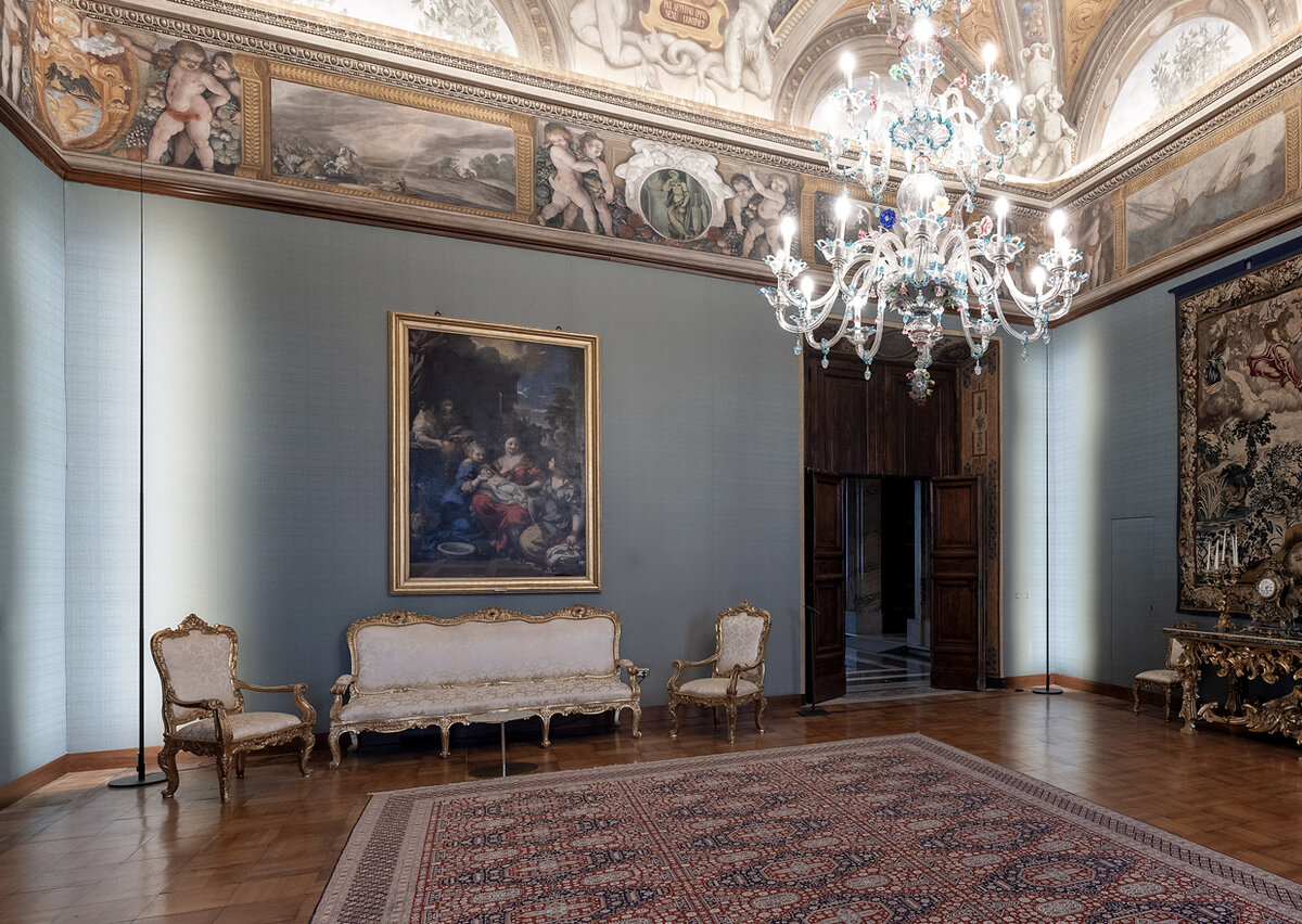 奎里纳尔宫，第一个代表大厅，该照片在共和国总统府总秘书处的特许下，于 2021年由 Massimo Listri 所拍摄。