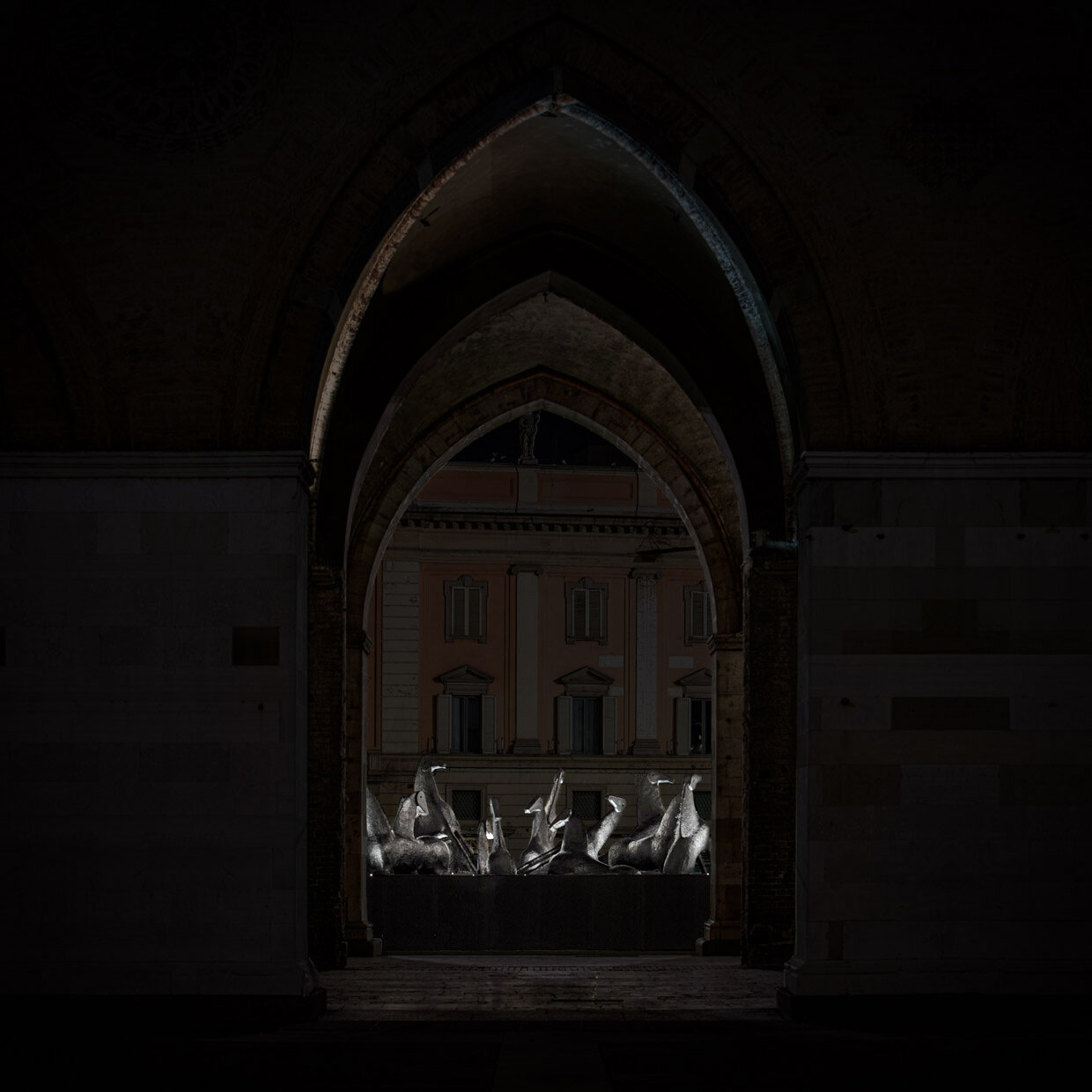Instalación Mimmo Paladino en Piacenza | © Davide Groppi srl | All Rights Reserved